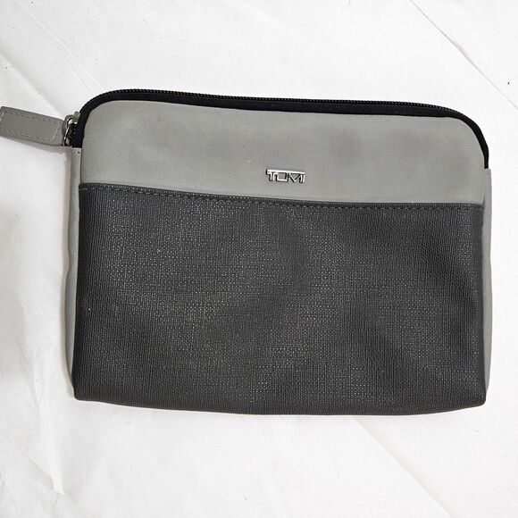 TUMI delta Toiletry bag Grey Vinyl with Metal Logo and Zipper Medium Pouch - Picture 1 of 6